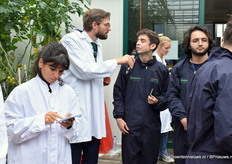 Terwijl dat de testvlucht wordt gedaan bevraagt Guide de Croon het team uit Brazilië over de hard- en software waar het team de drone mee uit heeft gerust.